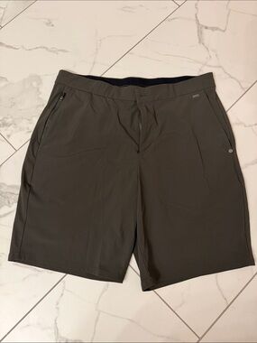 Men’s Vuori Fleet Performance Short Size Large in Olive Green
